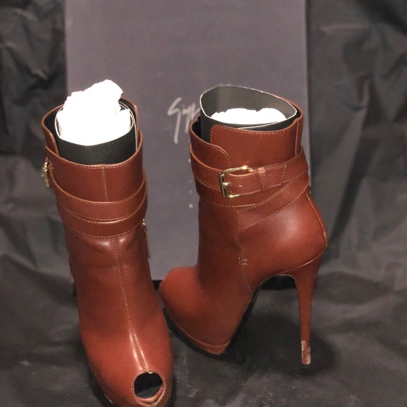 Giuseppe Zanotti belted platform ankle bootie - Picture 2 of 6